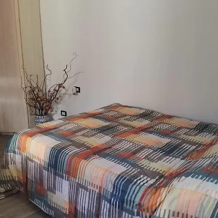 Meina, 2 Camere, 2 Bagni, Giardinetto 梅纳